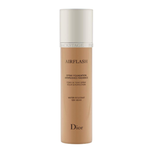 Dior Airflash Spray Foundation offers a soft and smooth look that lasts throughout the day. It's a lightweight formula that blends effortlessly with the skin without appearing too heavy or cakey.
It gives moderate coverage, and is easily buildable.
