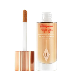 Charlotte Tilbury Hollywood Flawless Filter  smoothes your skin, but doesn't feel like it's heavy or cakey. It can be worn by itself under, underneath, blended with or layered over your preferred foundation. It is a light formula that blends easily with your skin.