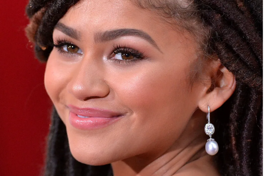 15 Easy Tricks to Getting Your Best Brows Ever and Zendaya's brow is not like some amateur level as she uses both pencil and powder to fill all the sparse and finishes with brow wax to keep her brows look perfect all the time.