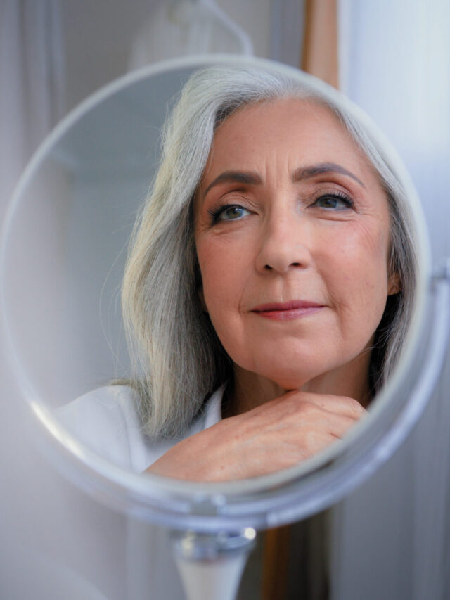 Right foundation on your aging skin is very crucial as the powder foundation made wrinkles appear more prominent and worsened the appearance of skin