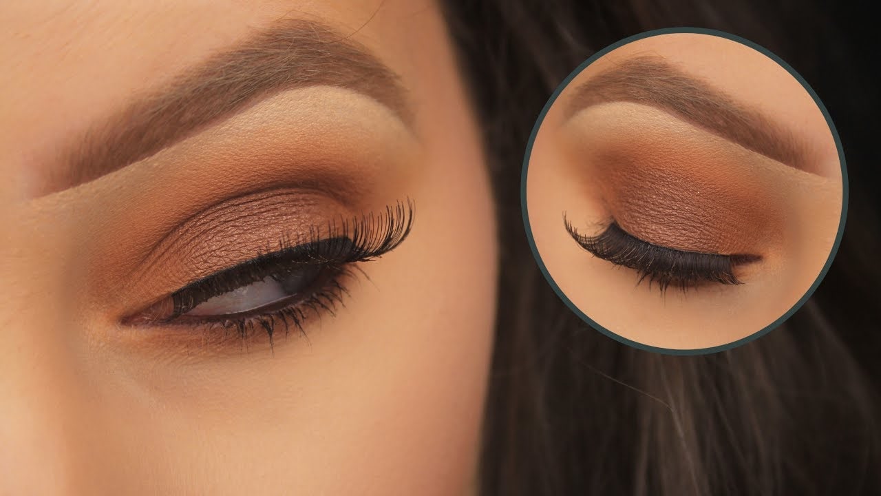 Opting for an eyeshadow palette filled with brown hues, I begin with a light brown across the lid. Gradually adding depth with deeper shades, I create a "Smokey eye makeup" look. A shimmery highlight in the inner corners and defined eyeliner complete the eye-defining journey.