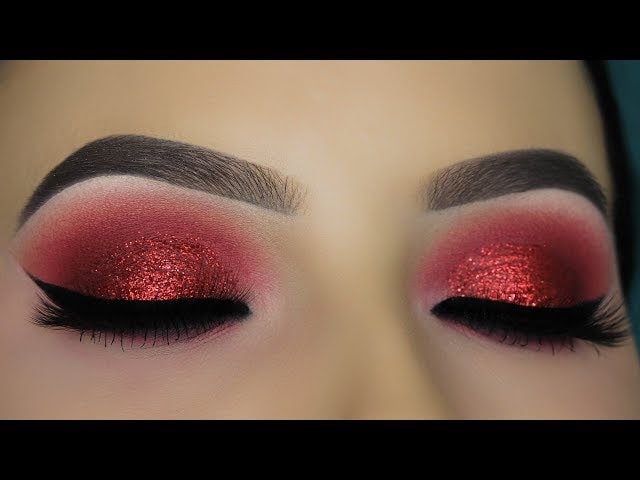 I apply a light shadow as a transition on the crease. Using a gorgeous red shade on the center and blending outward, I add a sparkly red layer for a dazzling "Smokey eye makeup" finish.